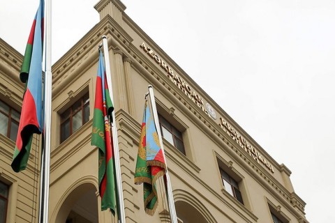 Az azerbajdzsáni hadsereg állásait több irányból is tűz alá vették