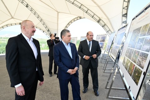 Ilham Aliyev azeri elnök és Gurbanguly Berdimuhamedov, a türkmén Néptanács elnöke megtekintették Füzuli (Karabah) városának lerombolt területeit