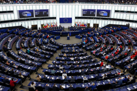 Az Európai Parlamentben a politika jobbra fordítására szólítottak fel