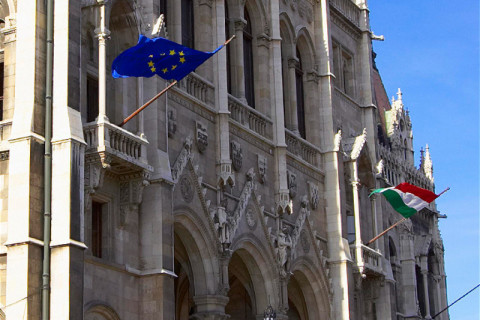 12 év után ismét kitűzték az Európai Unió zászlaját a magyar Parlament épületére