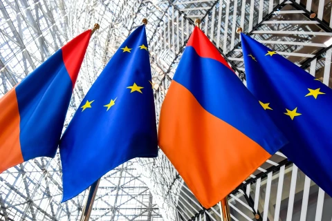 A demokrácia gumibottal – Miért nem veszi észre Európa az örményországi diktatúrát?