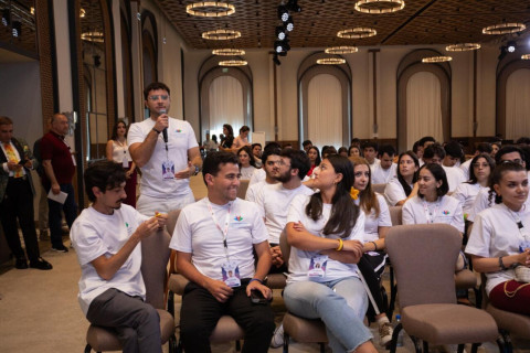 A világ azerbajdzsáni fiataljai megismerkedtek az Azerbajdzsán Házak projektjeivel – FOTÓ