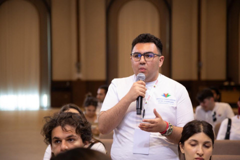 A világ azerbajdzsáni fiataljai megismerkedtek az Azerbajdzsán Házak projektjeivel – FOTÓ